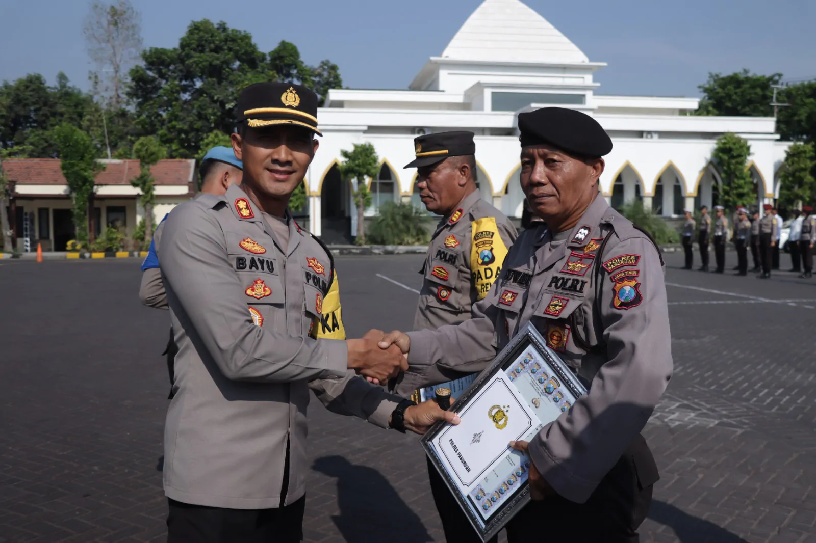 Apel Jam Pimpinan, Kapolres Pasuruan Berikan Reward Kepada Personel Berprestasi