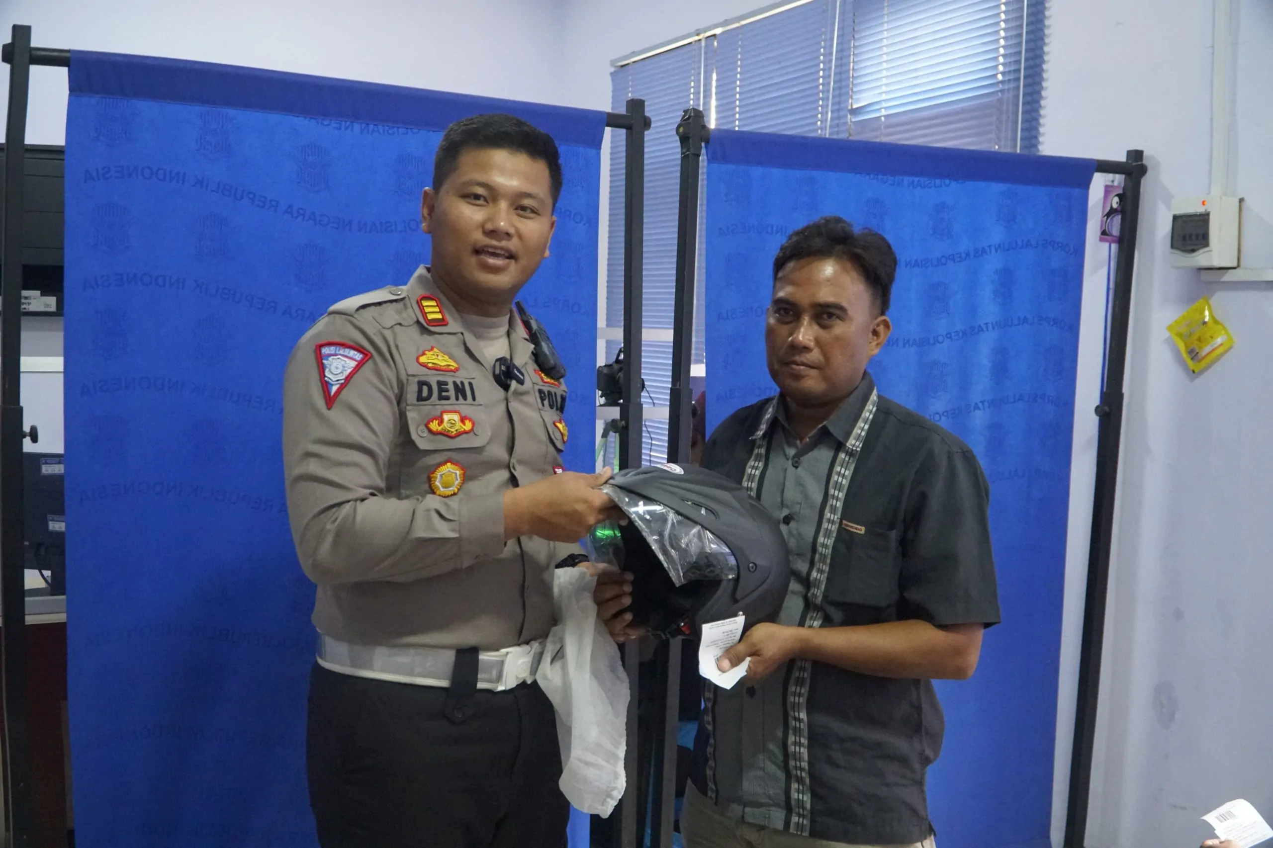 Kasat Lantas Polres Pasuruan Bagi Hadiah Di Hari Pahlawan