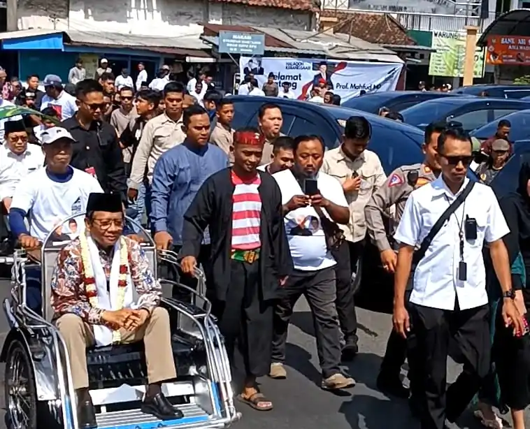 Mahfud MD Ziarah Ke Makam Mbah Ratu Ayu Dan Berkunjung Ke Ponpes Darut Tauhid Bangil