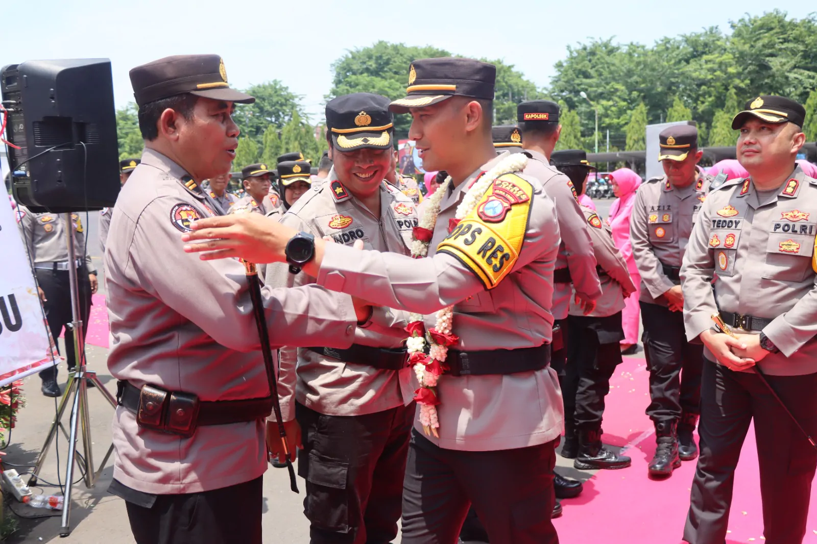 Upacara Farewell Parade Dan Tradisi Pedang Pora Penuh Haru Bahagia Di Polres Pasuruan