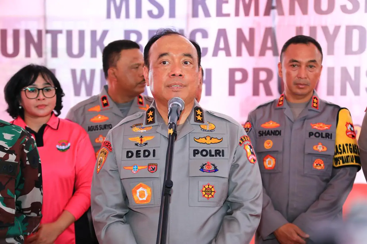 As- SDM Kapolri Dan Rombongan Hibur Anak-Anak Korban Banjir Demak Di Posko Trauma Healing