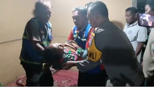 Sigap Dan Tanggap, Lihat Warganya Sakit Polisi Di Mojokerto Bantu Antar Ke Rumah Sakit