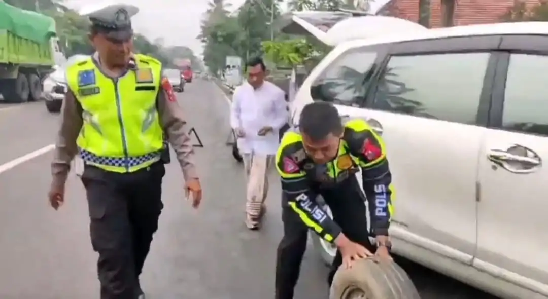 Cepat Dekat Dan Bersahabat Polisi Bantu Pengendara Yang Kesulitan Saat Ban Mobilnya Bocor Di Jalan Raya Lumajang