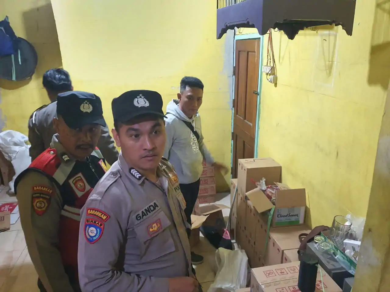 Polsek Gempol Berhasil Sita Puluhan Botol Miras Saat Gelar Operasi Cipta Kondisi