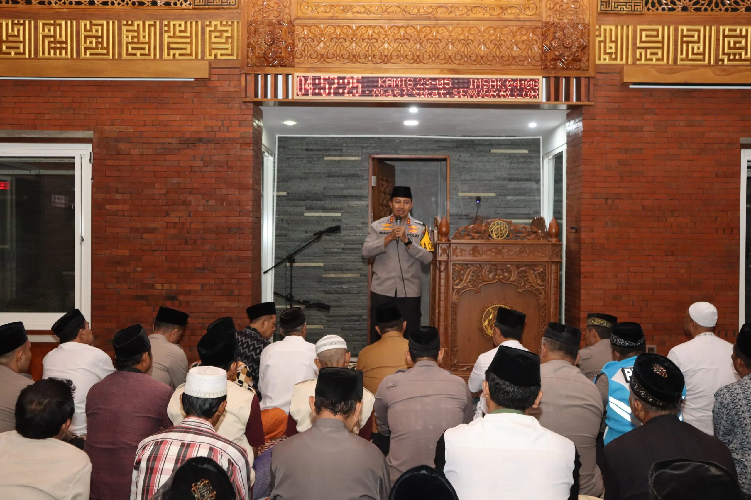 Safari Sholat Subuh Di Masjid Al Khalid Kapolres Kediri Kota Sampaikan Pesan Kamtibmas