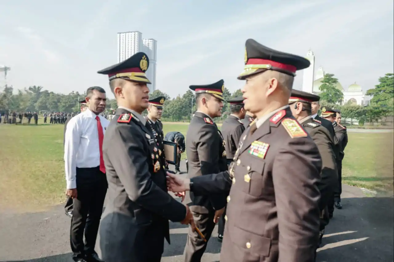 Hari Lahir Pancasila Kapolda JatimBeri Penghargaan Untuk 120 Anggota Berprestasi