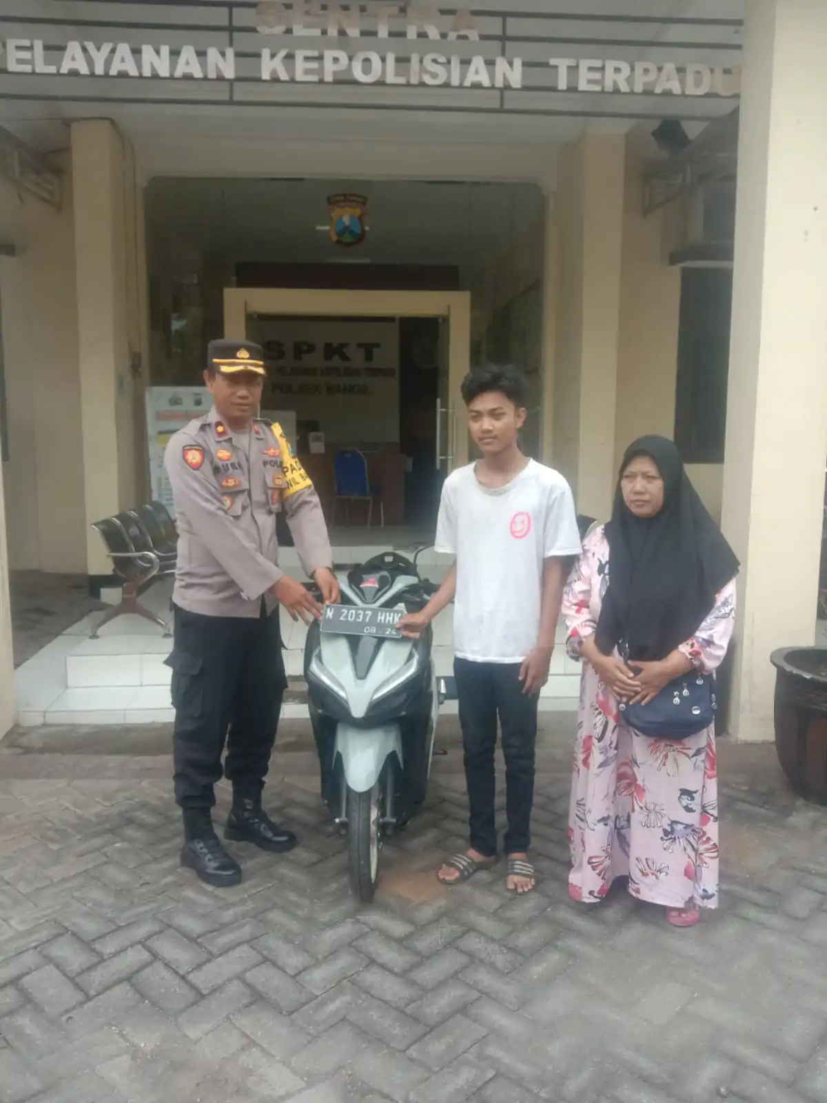 Warga Merasa Terharu Dan Senang, Polsek Bangil Serahkan Motor Miliknya Yang Hilang Dicuri Maling