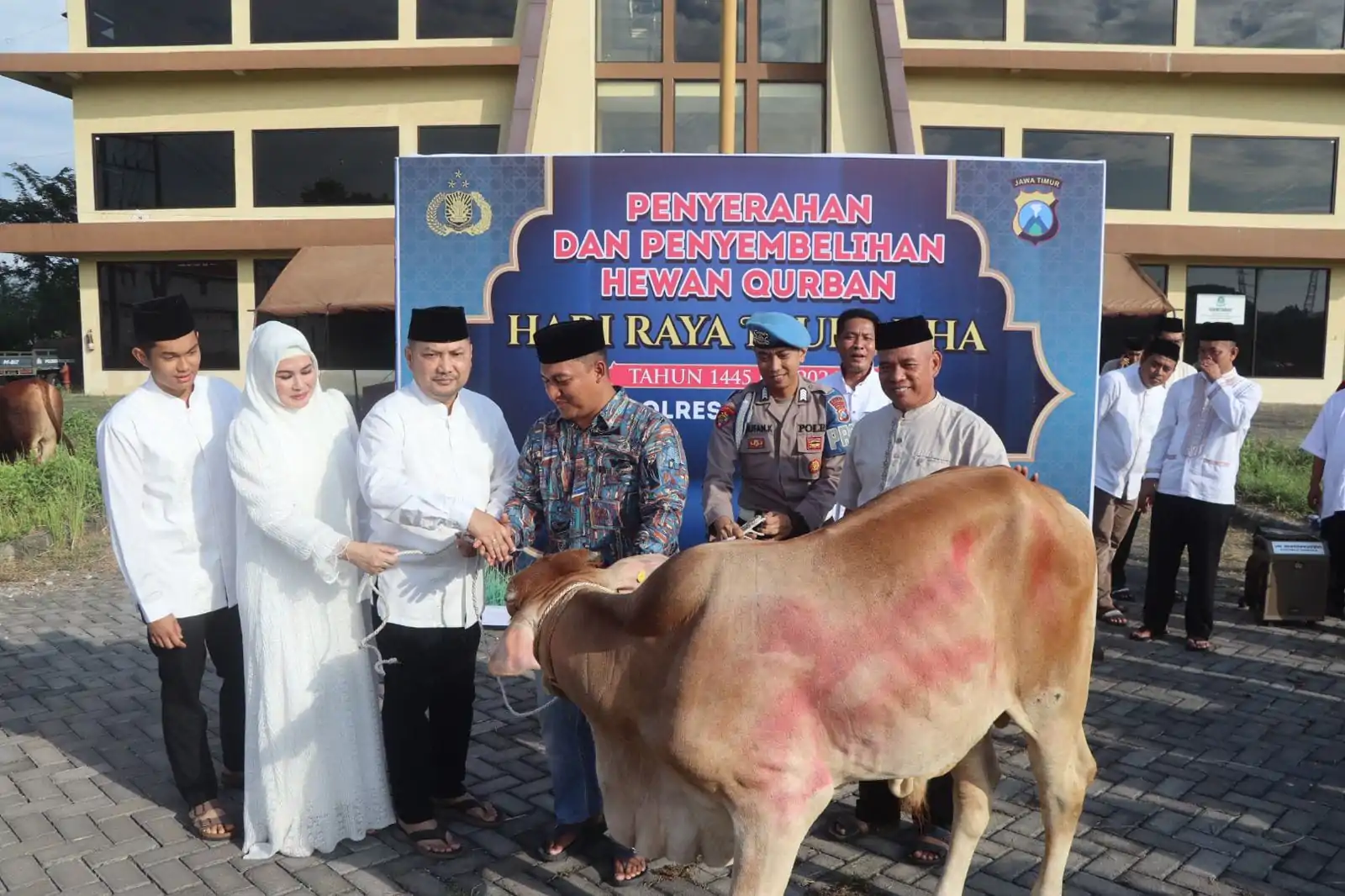 Polres Pasuruan Gelar Sholat Idul Adha Dilanjutkan Penyerahan Sekaligus Penyembelian Hewan Qurban