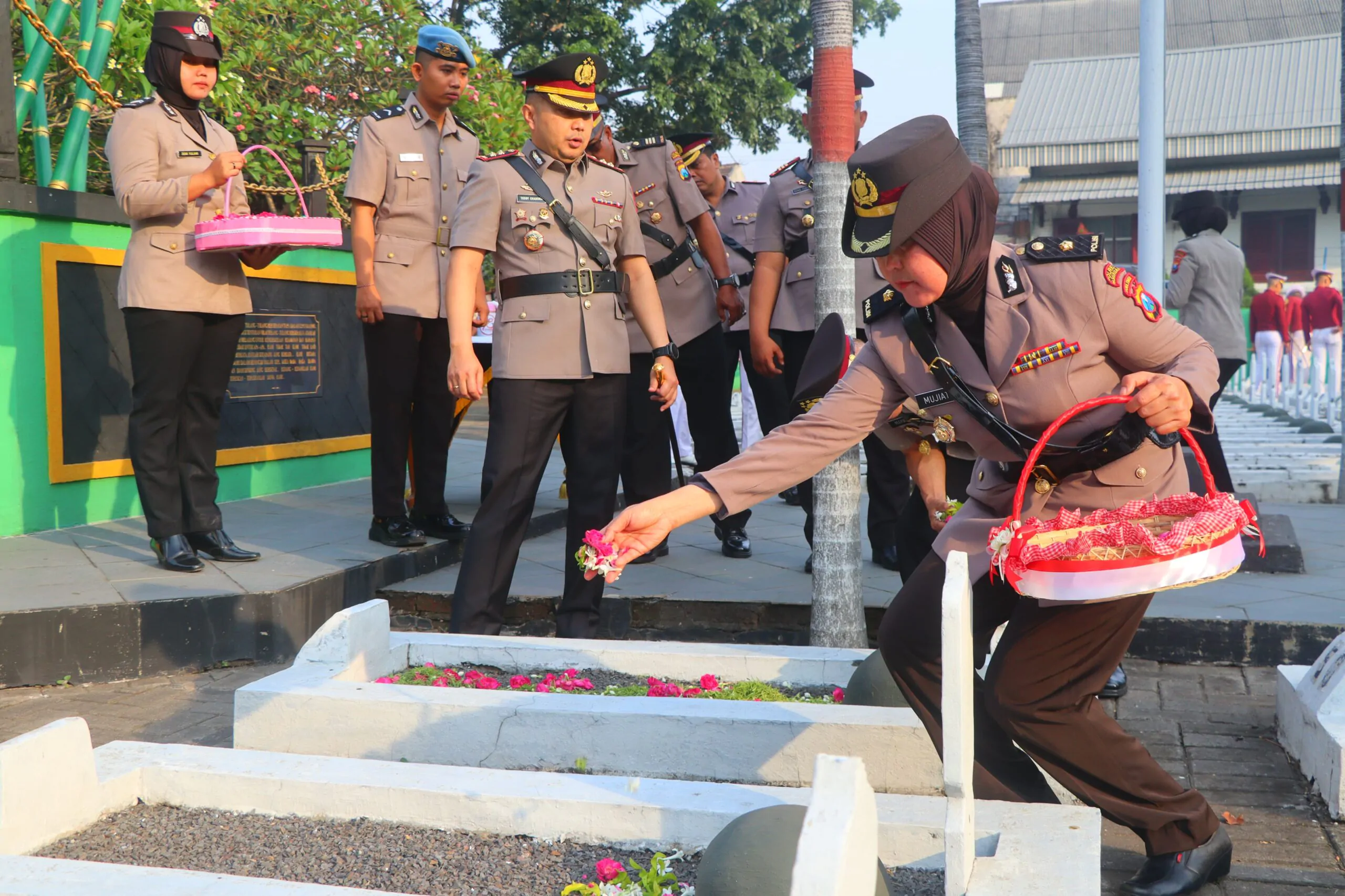 Peringati Hari Bhayangkara Ke-78, Polres Pasuruan Gelar Ziarah Makam Pahlawan