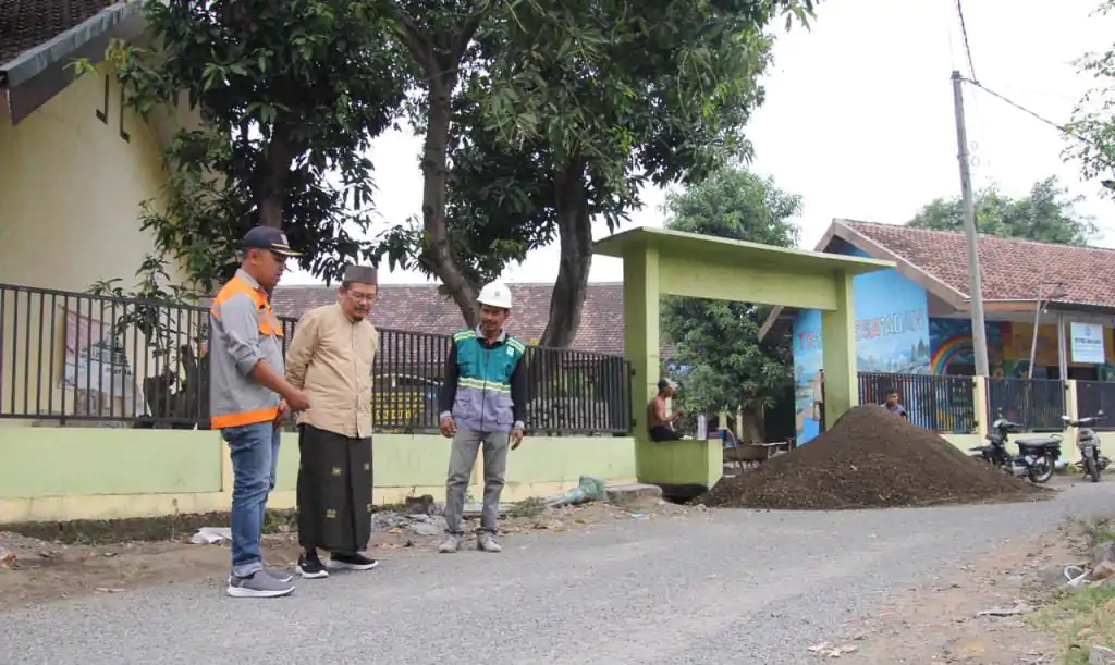 Pemkab Pasuruan Perbaiki Jalan Rusak Di Desa Kenduruan Kecamatan Sukorejo