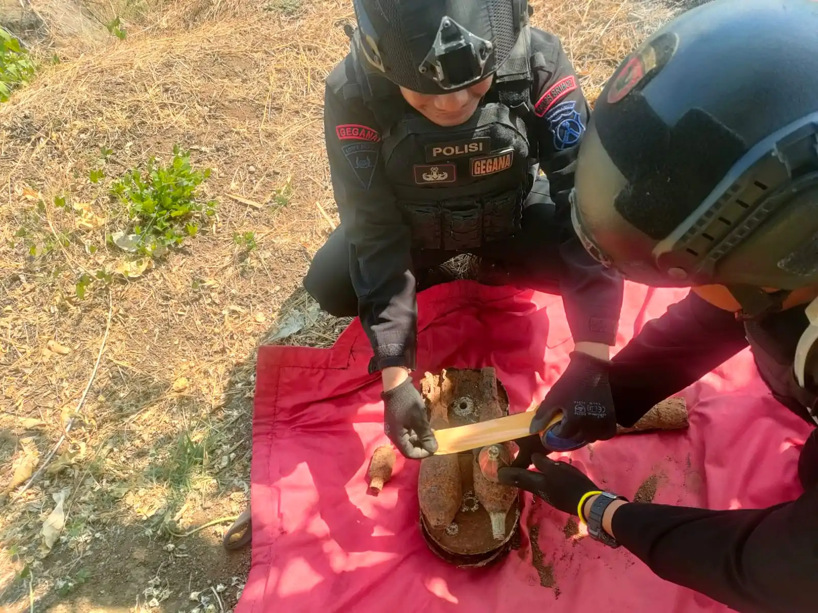 Tim Jibom Detasemen Gegana Sat Brimob Polda Jatim Musnahkan Mortir Dan Ranjau Darat Yang Ditemukan Di Kantor Kecamatan Puspo, Pasuruan