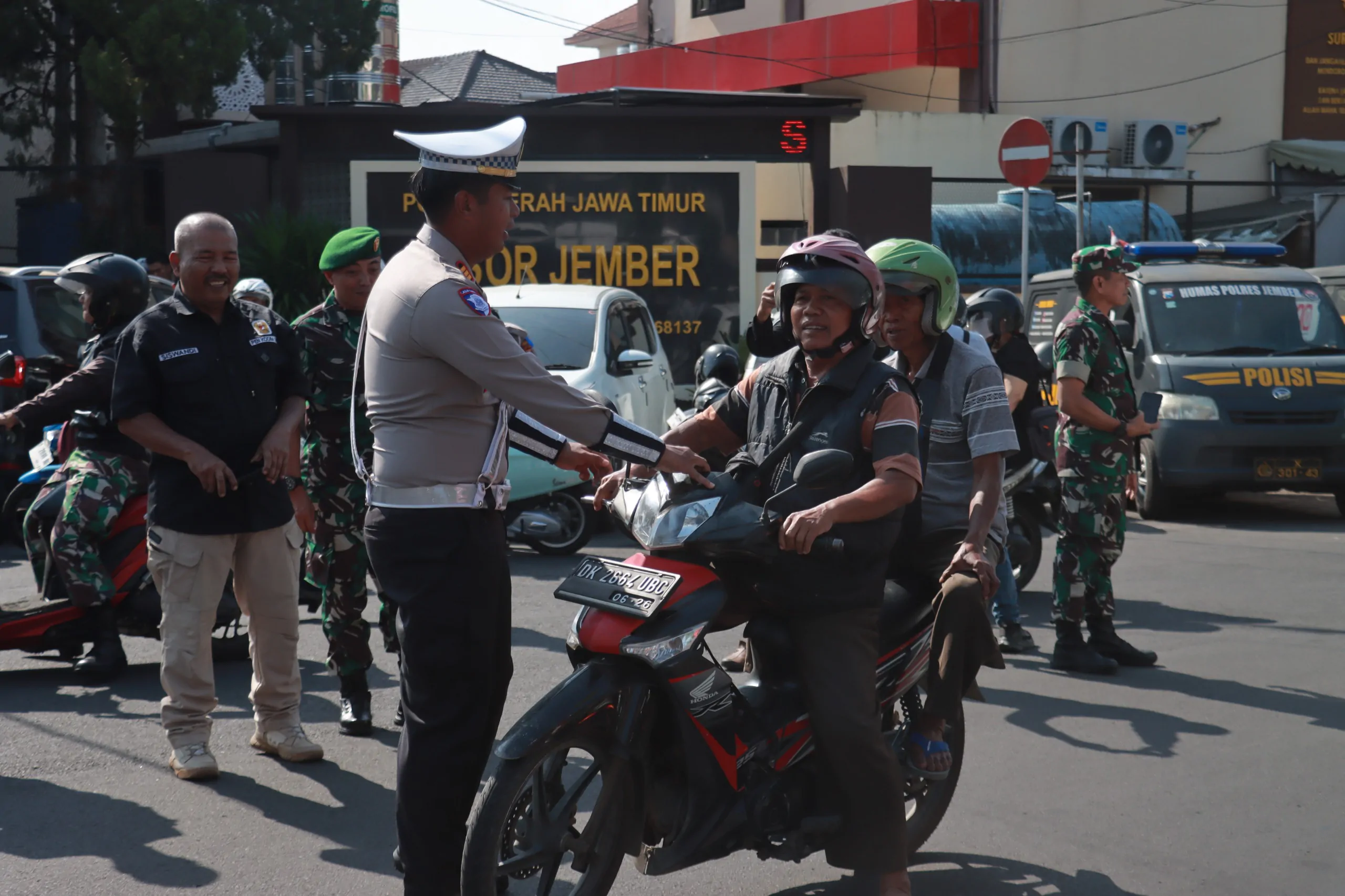 Ops Zebra Semeru 2024 Polres Jember Bersama Forkopimda Sosialisasikan Keselamatan Berlalu Lintas