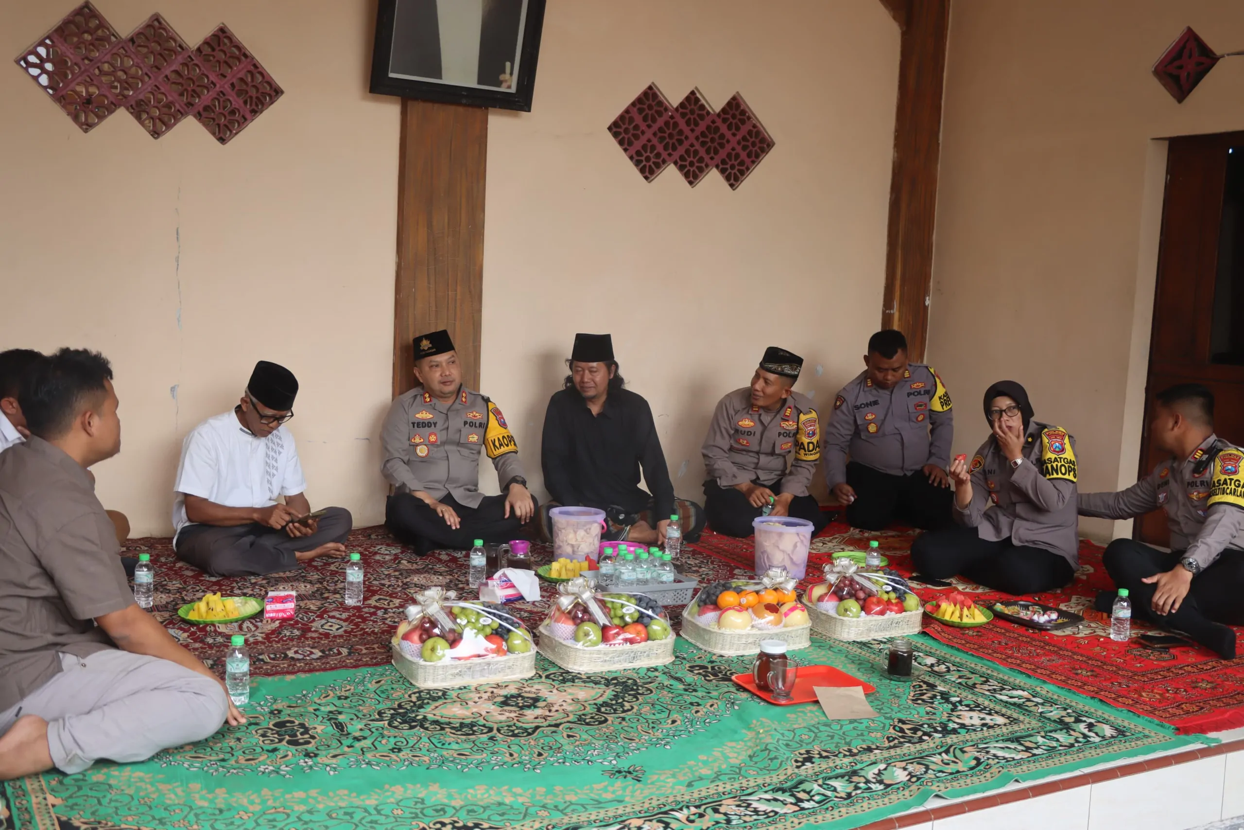 Cooling sistem Kapolres Pasuruan kunjungi tokoh agama Wakafkan Alquran Serta Serahkan Bantuan Sembako