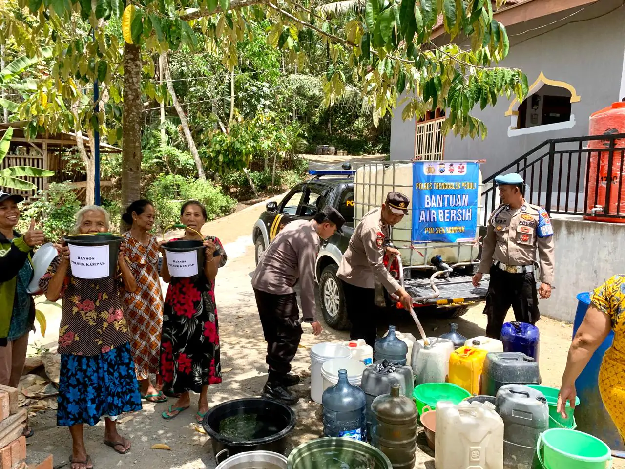 Tak Hanya Distribusikan Air Bersih, Patroli Genthong Polisi Juga Berbagi Ember Gratis di Trenggalek