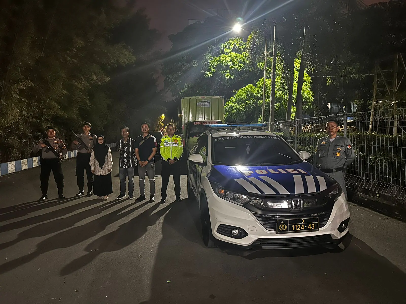 Polisi Kawal Ketat Kedatangan Surat Suara Pilkada Serentak 2024 di Jember