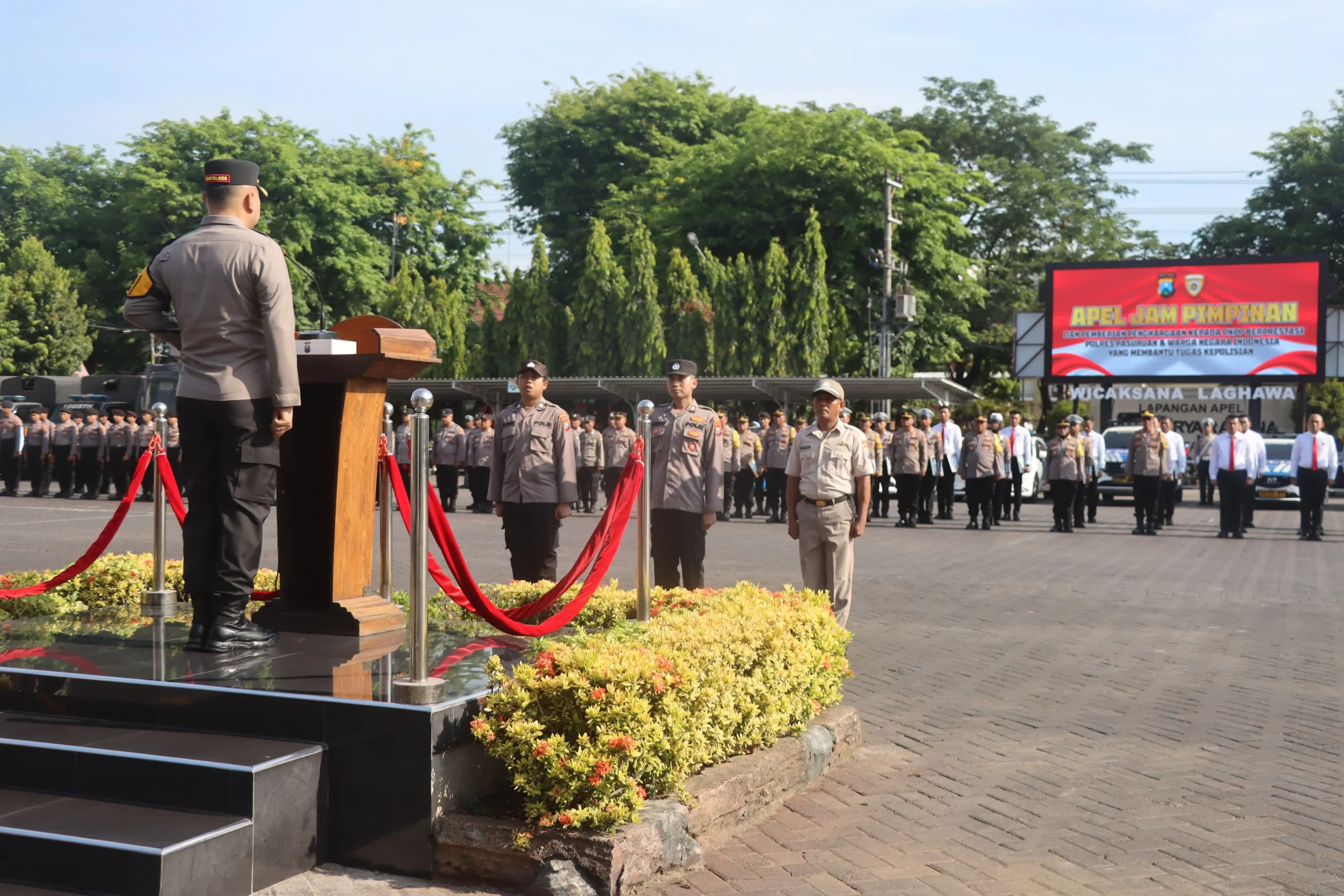 Apel Hari Senin Kapolres Pasuruan cek kelangkapan Ransus dinas dan pemberian penghargaan