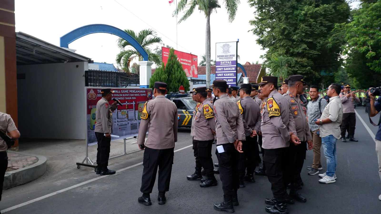 Kolaborasi Polisi dan TNI Lakukan Pengamanan, Debat Kedua Pilkada di Bondowoso Berlangsung Kondusif