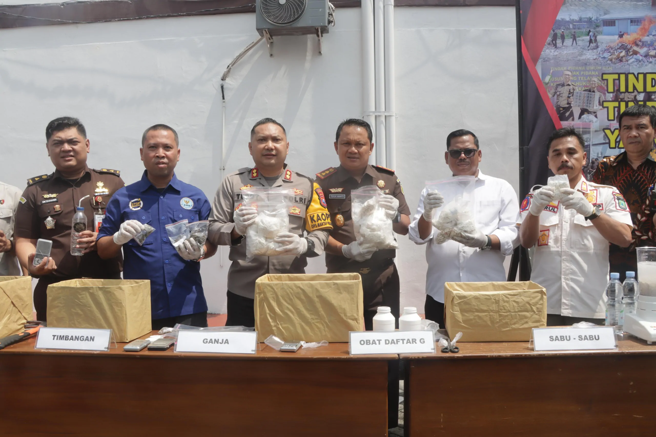 Kapolres Pasuruan Bersama Kajari Kabupaten Pasuruan musnahkan barang bukti hasil kejahatan di wilayah Hukum Pasuruan.