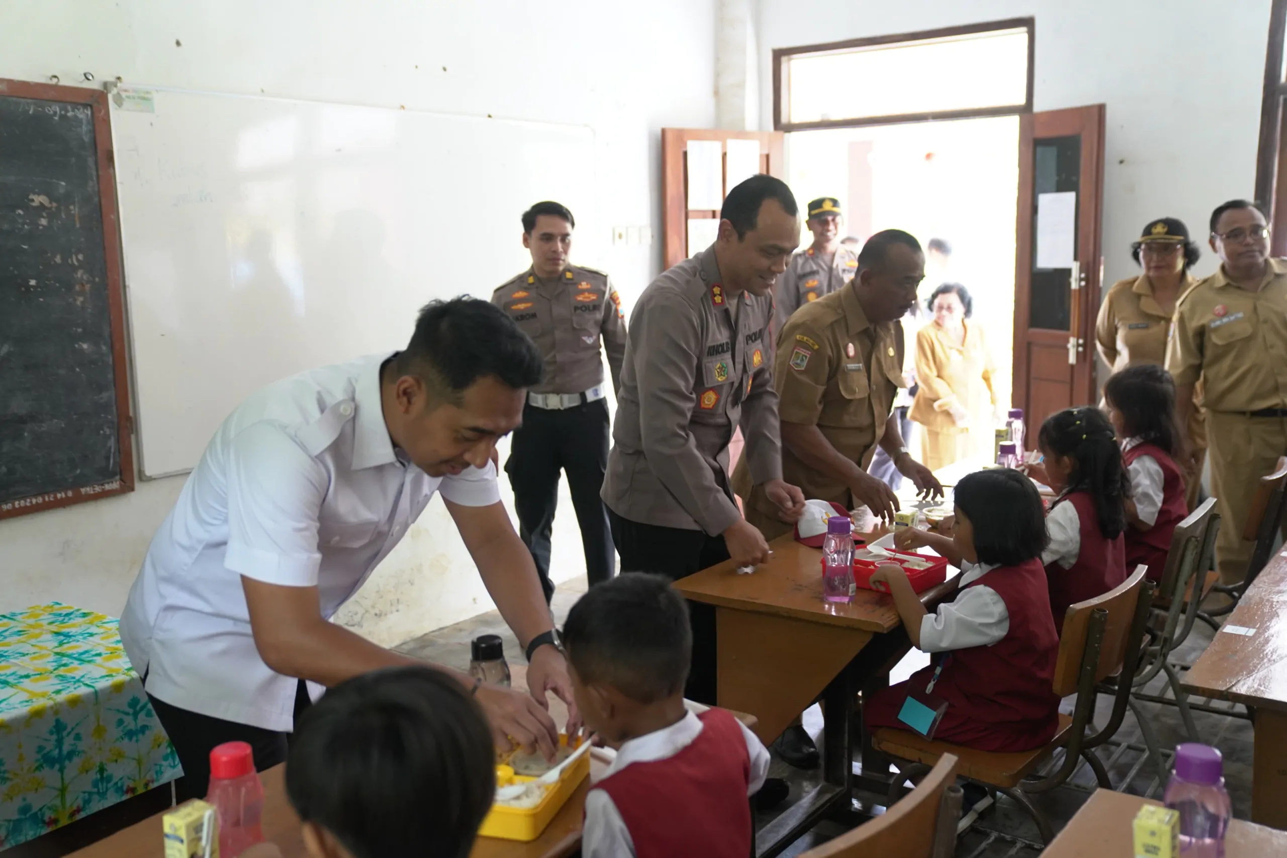 Polisi Peduli, Polres Malang Berbagi Makanan Bergizi untuk Pelajar Terdampak Banjir