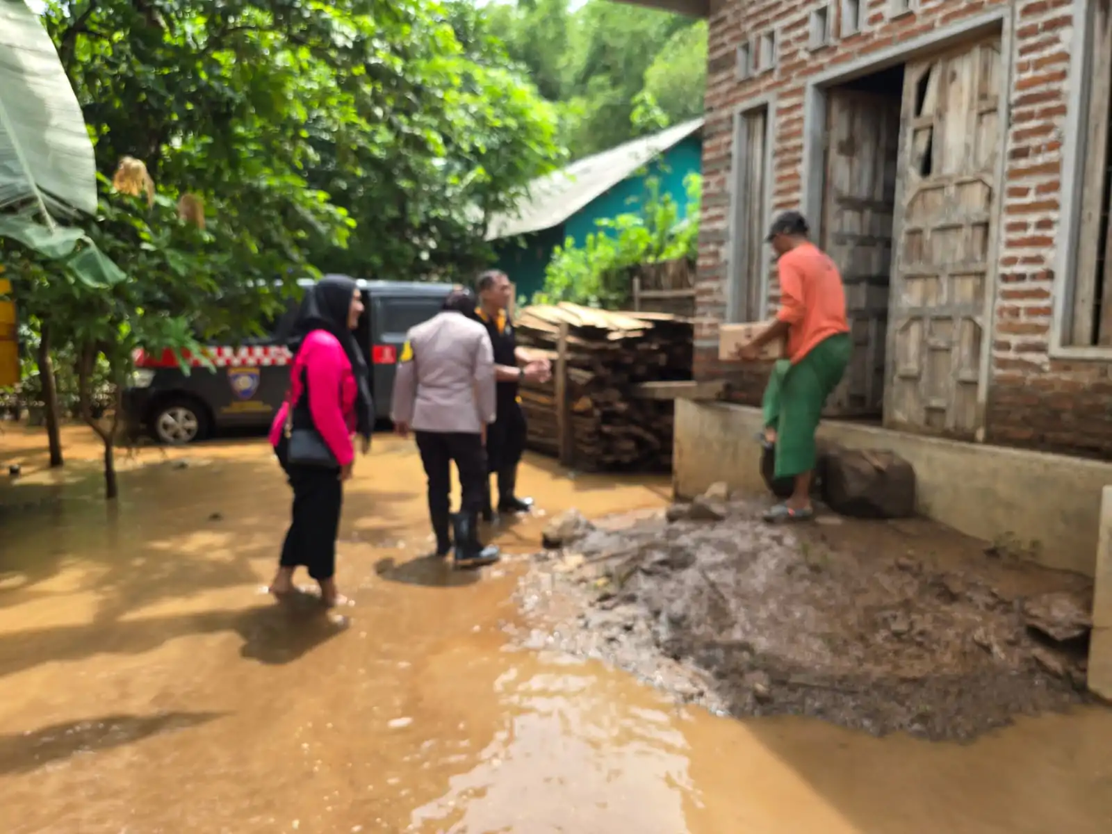 Peduli Bencana, Polisi Salurkan Bantuan Warga Terdampak Banjir di Kec. Winongan 