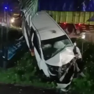 Sigra Tertabrak Kereta Di Pasuruan 11