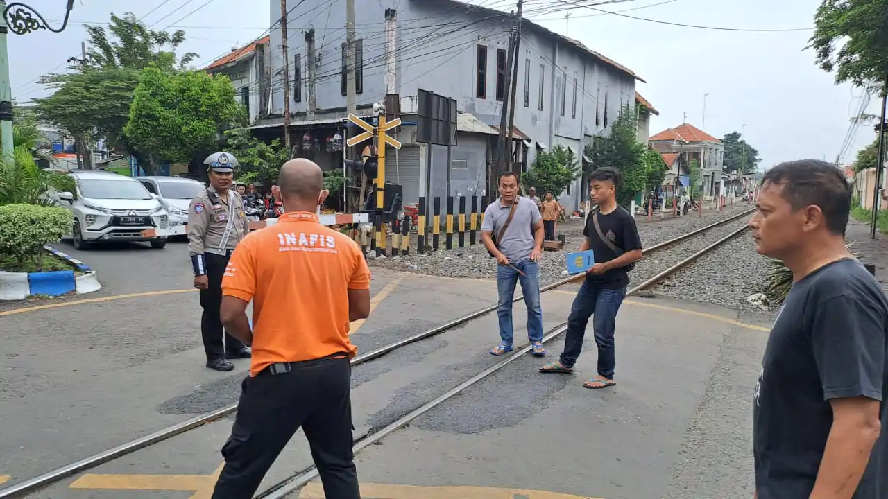 Polres Probolinggo Kota Evakuasi Jenazah Pengendara Sepeda Motor Vs Kereta Api