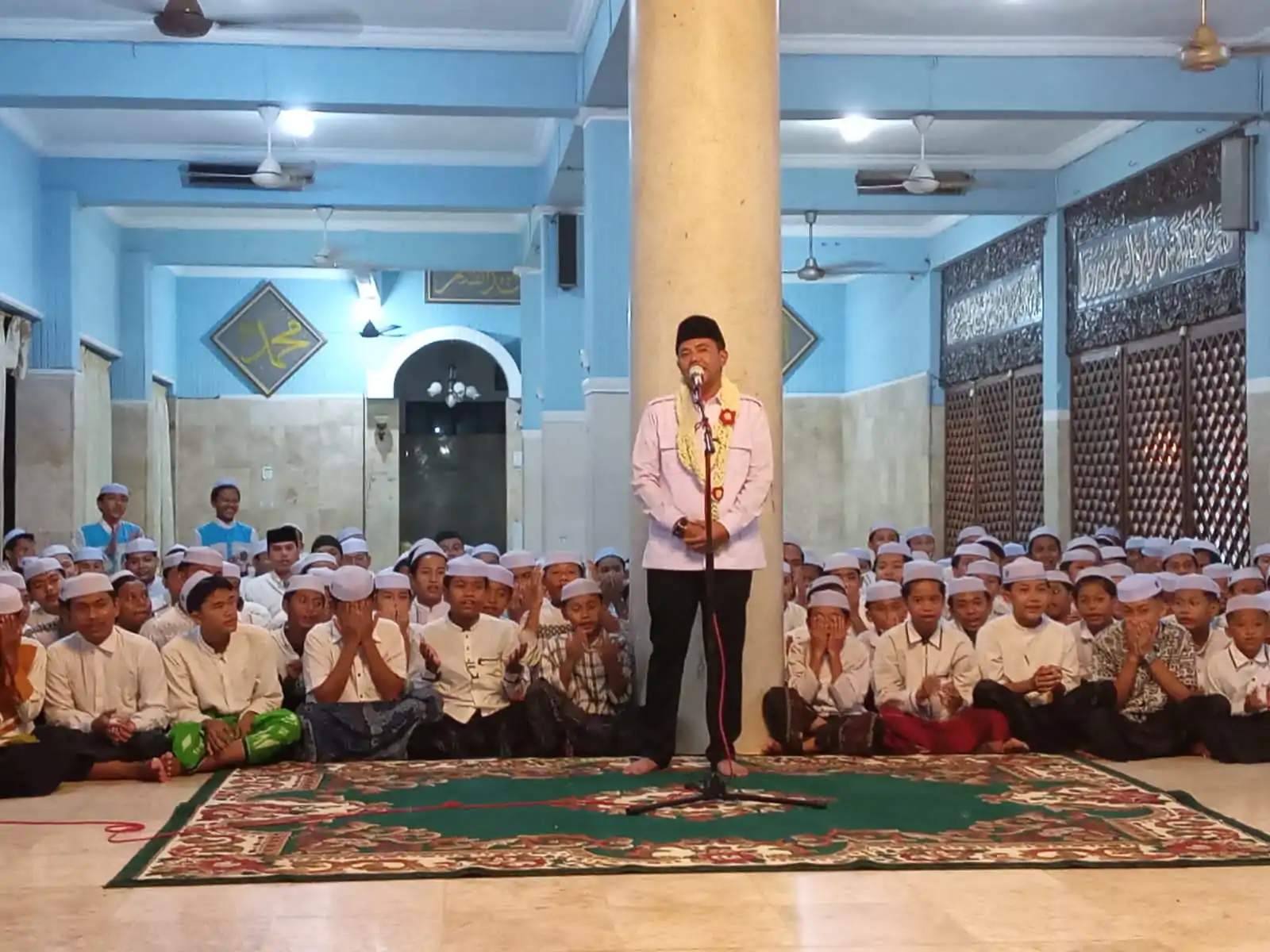 Sambut kedatangan Gus Haris Bupati Probolinggo, Masyarakat, Relawan, Santri Dan Keluarga Besar Pondok Pesantren Zainul Hasan Genggong Membludak