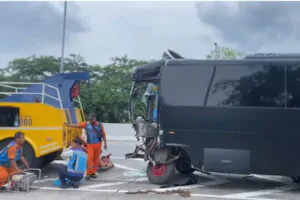 Bus Brimob Yang Membawa Rombongan Siswa Sman 1 Porong Mengal F56p