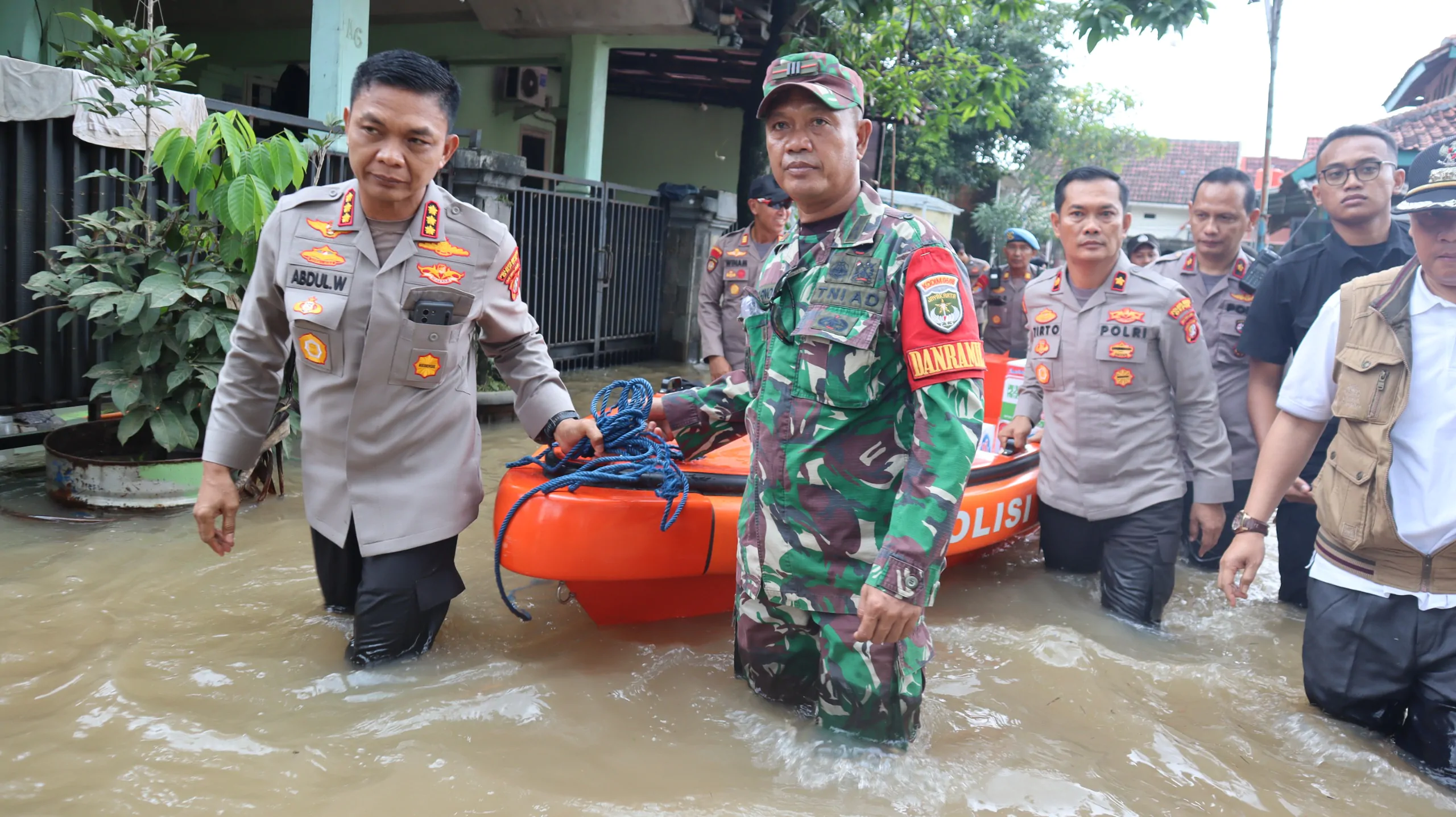 Polri Turun Evakuasi Bantu Warga Korban Banjir di Bekasi dan Depok