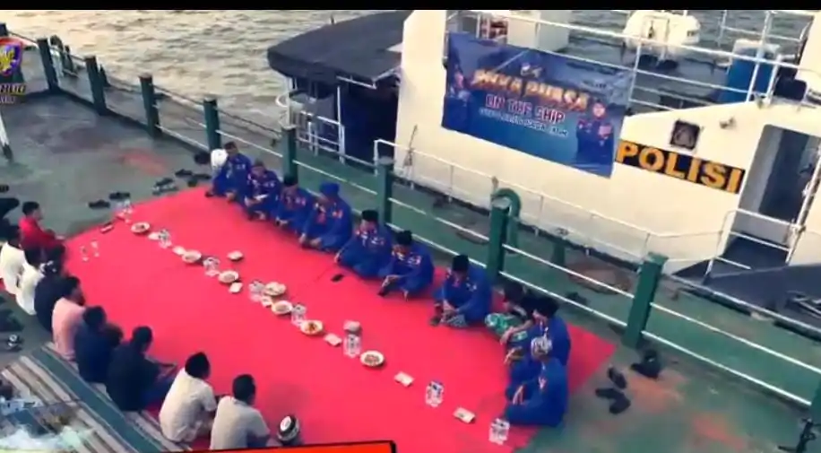 Momen Ditpolairud Polda Jatim Buka Puasa dan Tarawih Bareng ABK di Tengah Perairan Surabaya  SURABAYA,