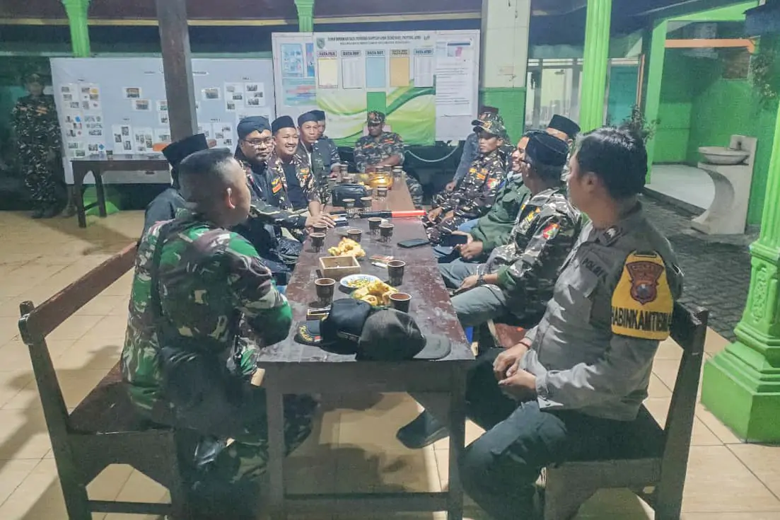 Cegah Gangguan Kamtibmas, 3 Pilar Bersama Banser dan Ketua RW Patroli Sahur
