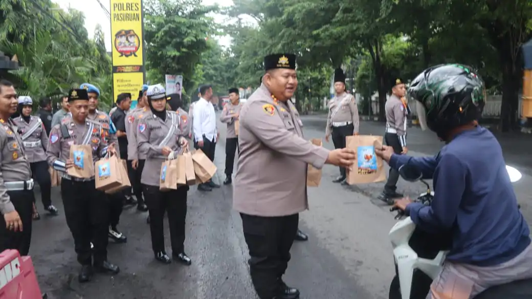 Polres Pasuruan Bagikan 100 Paket Takjil kepada Pengendara