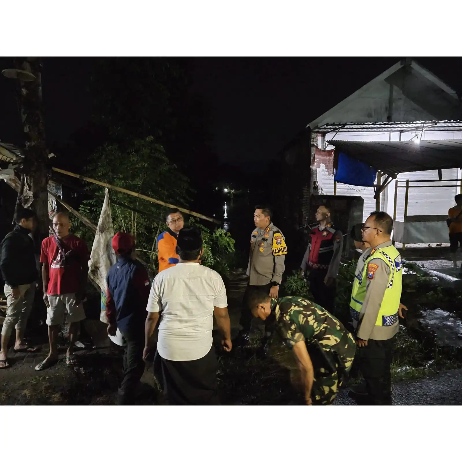 Peduli Banjir Krejengan, Polisi Probolinggo Bersama BPBD Bantu Evakuasi Warga dan Bagikan Makanan untuk Sahur 