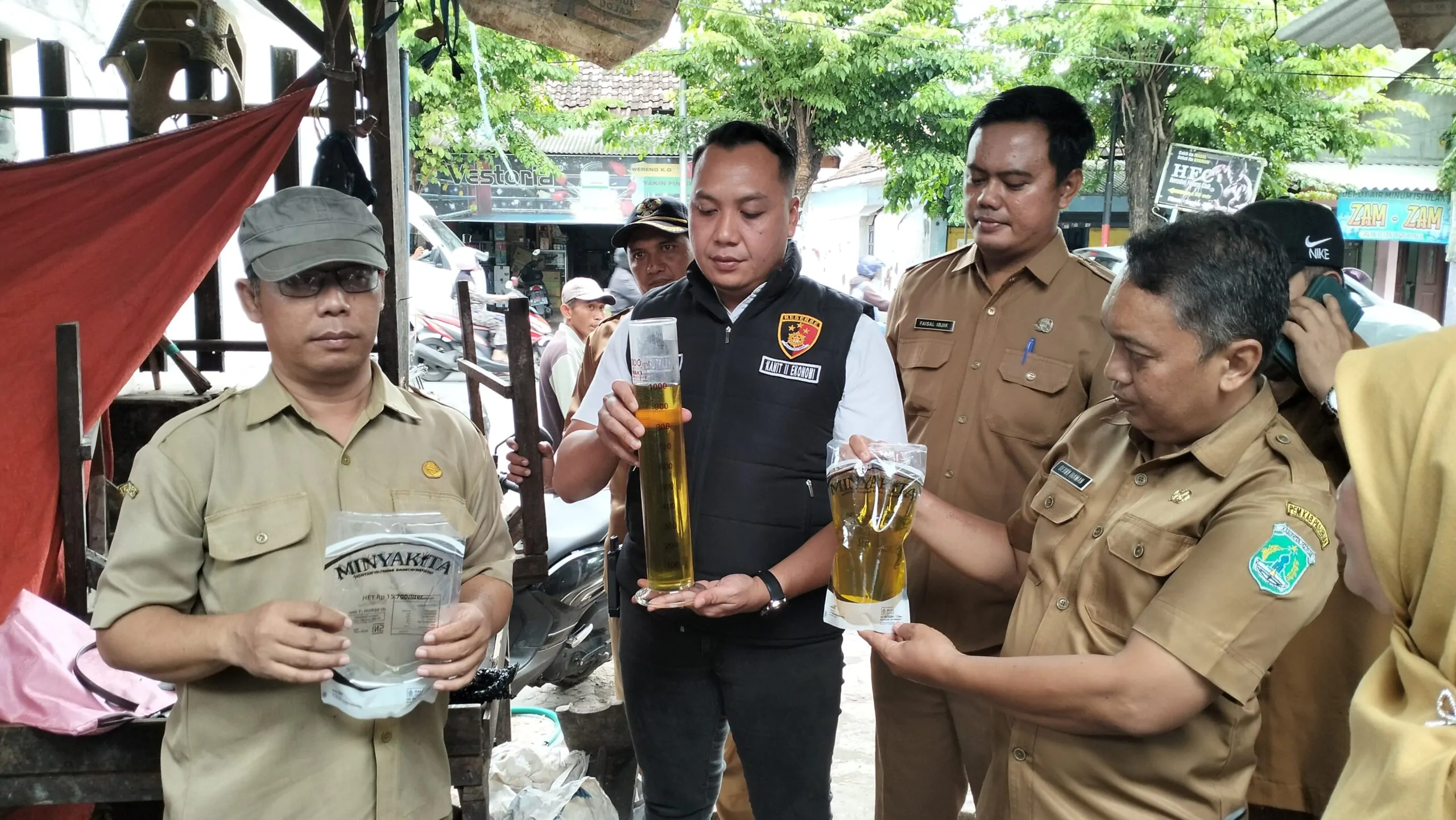 Satgas Pangan Polres Pasuruan Awasi Peredaran Minyak Kita yang Tak Sesuai Takaran