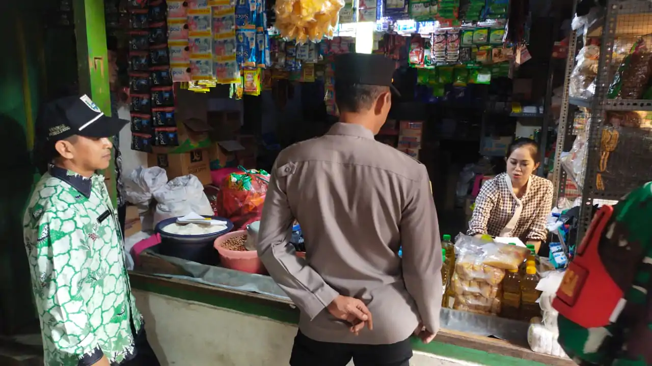TURUN LANGSUNG, KAPOLSEK TIRIS PIMPIN PENGECEKAN KETERSEDIAAN BAPOKTING DI PASAR TRADISIONAL KECAMATAN TIRIS MASUKI PERTENGAHAN RAMADHAN 1446 H