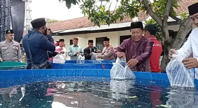 Galakkan Ketahanan Pangan, Kapolsek Purwodadi Tebar Ribuan Benih Ikan di Mapolsek