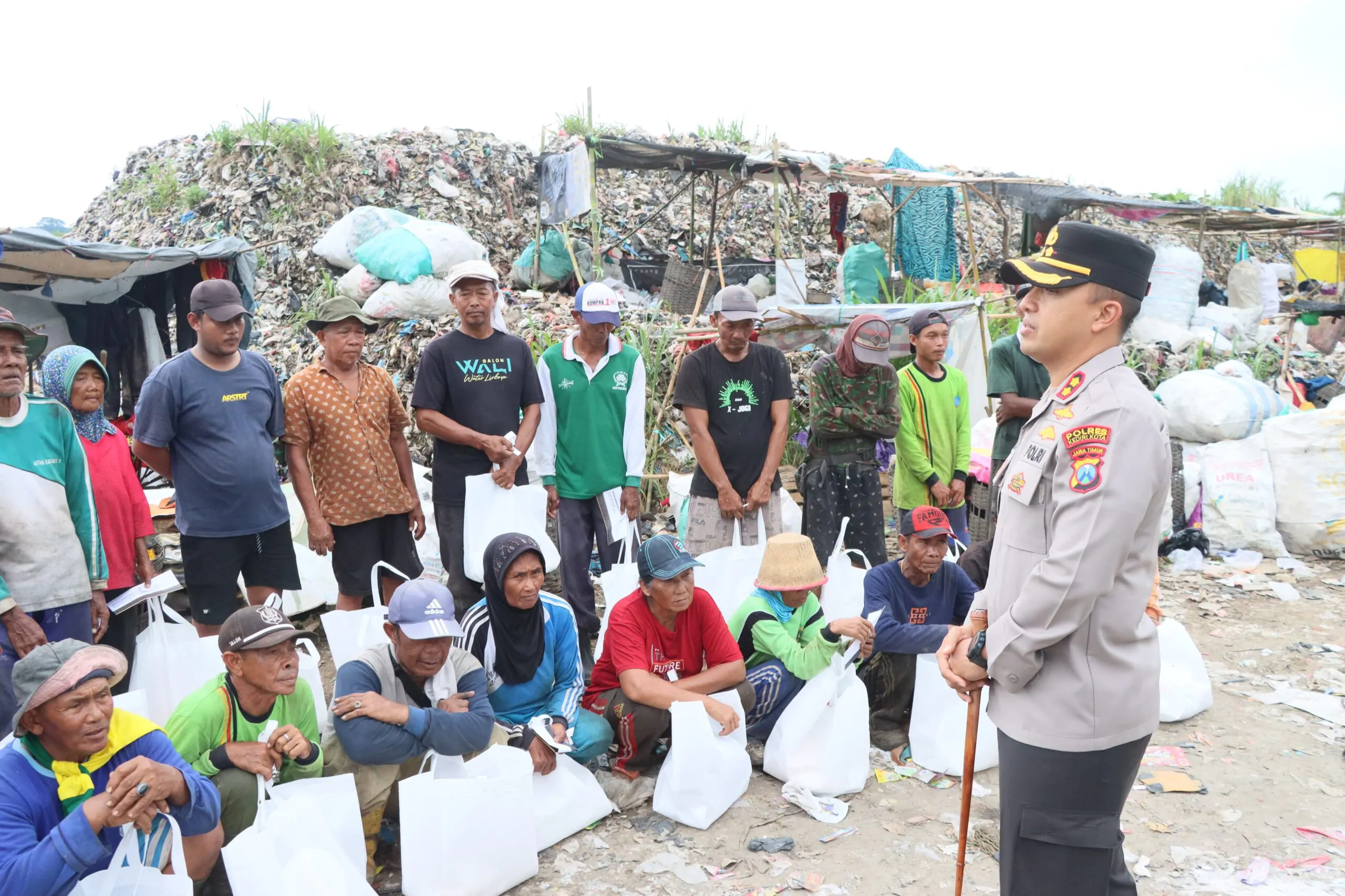 Ramadhan Berkah, Kapolres Kediri Kota Beri Bantuan Warga di TPA Sampah Pojok