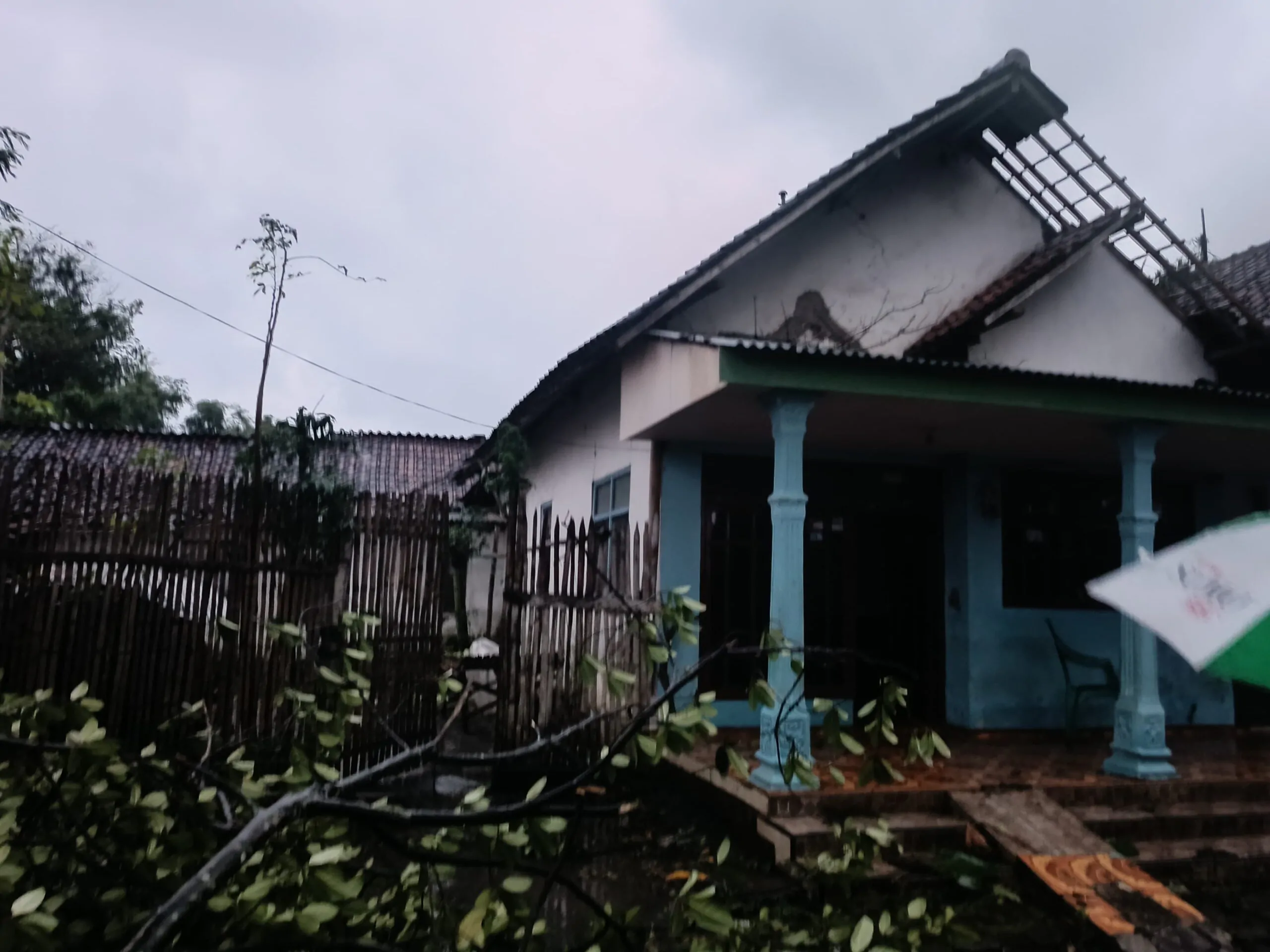 Angin Puting Beliung Sapu Puluhan Rumah Jelang Berbuka Puasa