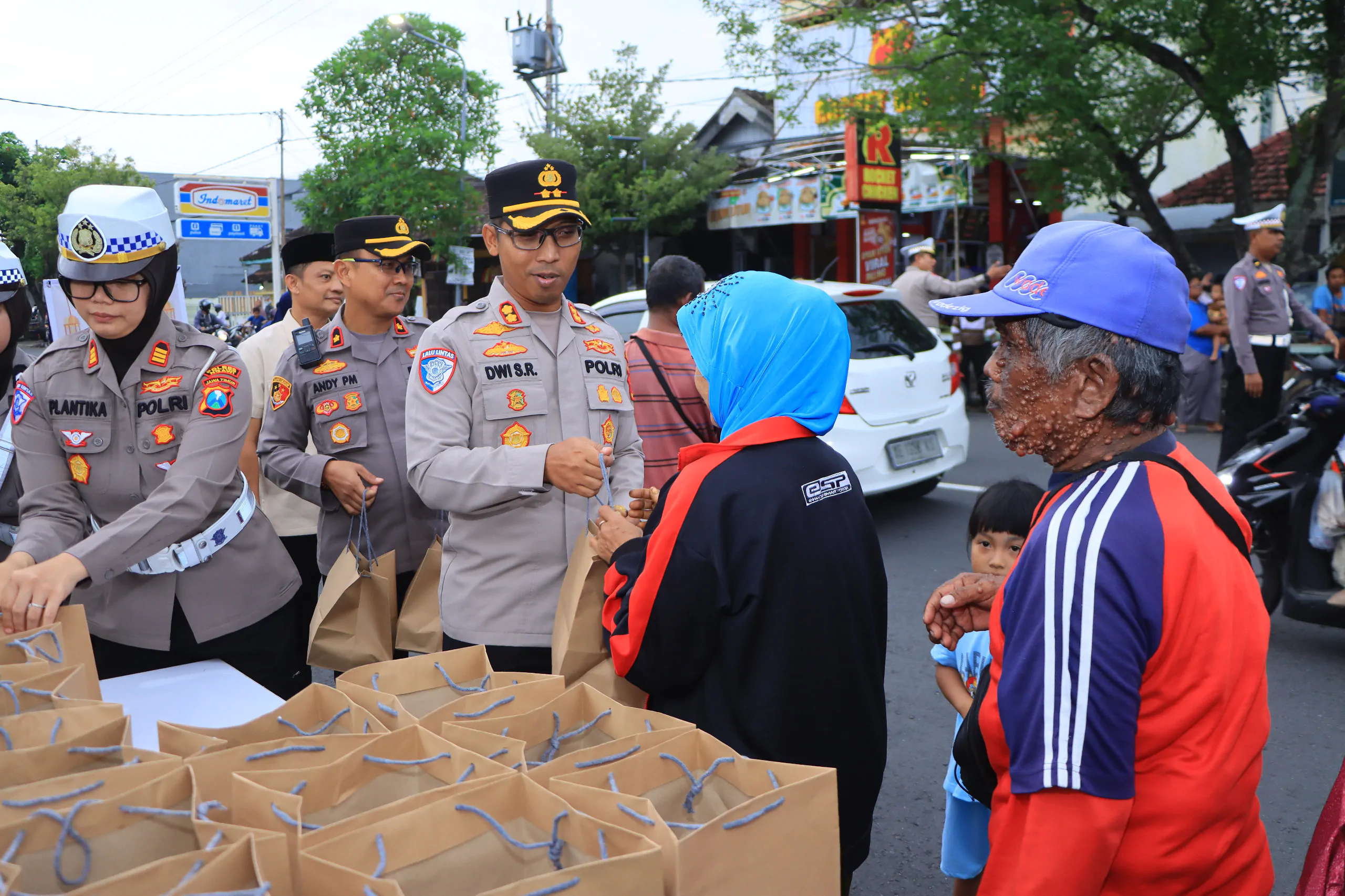 Berbagi Takjil Polres Ngawi Sosialisasikan Hotline 110 untuk Mudik Aman