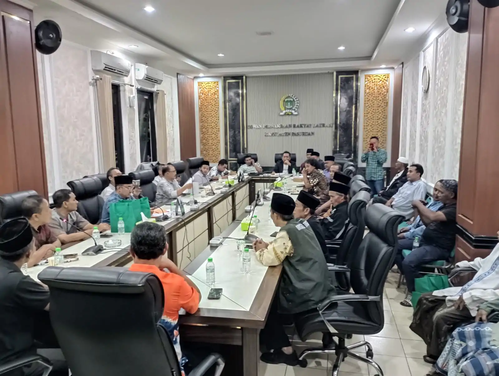 Audensi LSM Pasuruan Tentang Penyalahgunaan Dana Desa Di Desa Ombal Ambil Kecamatan Kejayan kabupaten Pasuruan