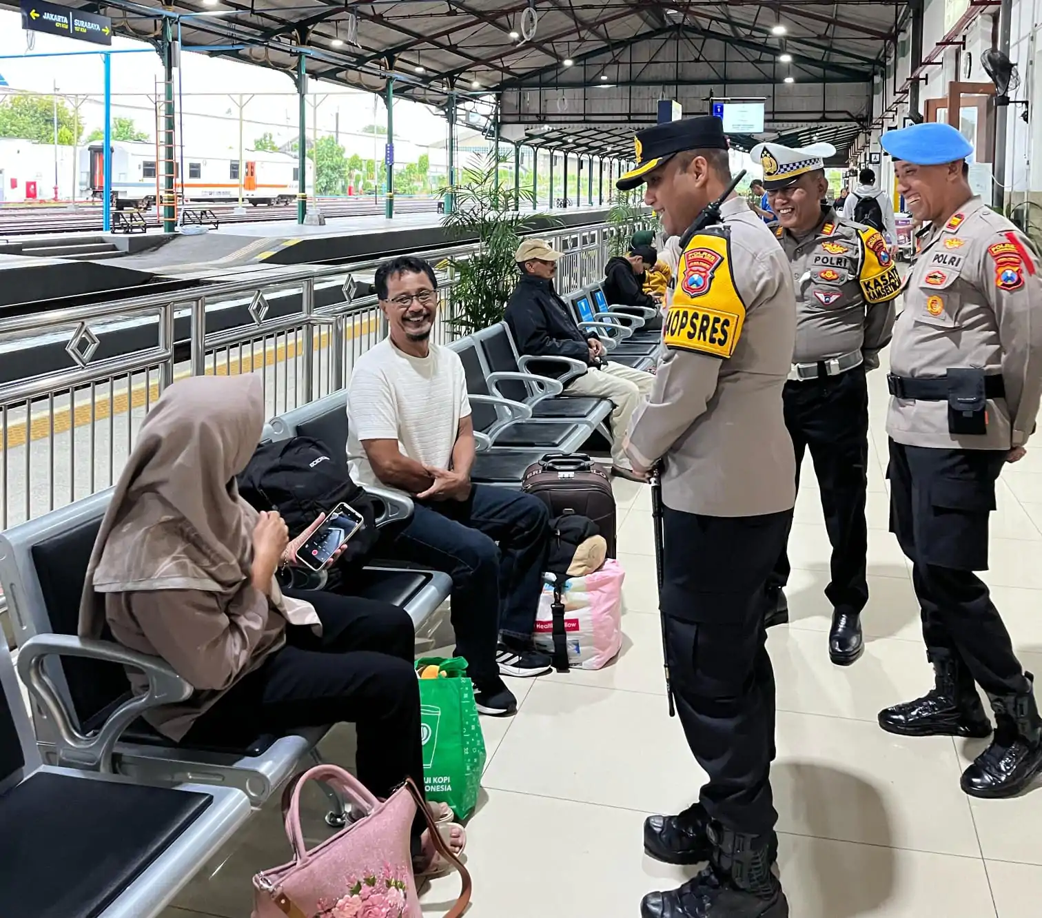 Pastikan Mudik Nyaman Kapolres Madiun Kota Pantau Keamanan di Stasiun Kereta Api