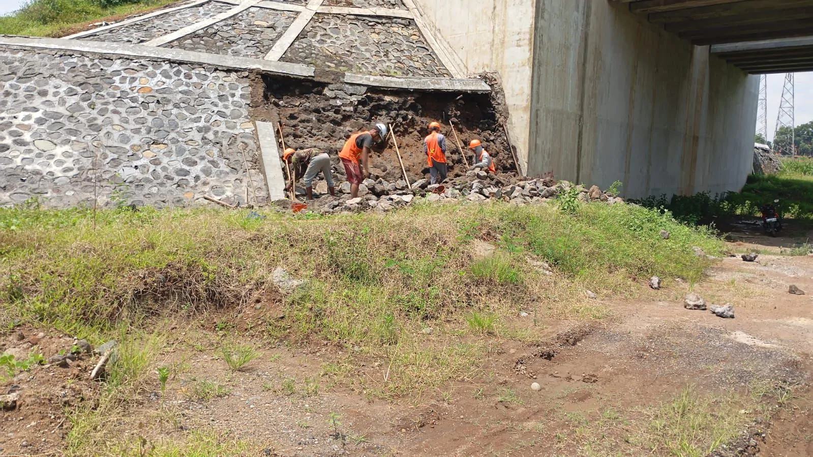 PT. Adhi Karya Sikapi Kerusakan TPT Demi Kenyamanan Pengguna Ruas Jalan Toll Probowangi