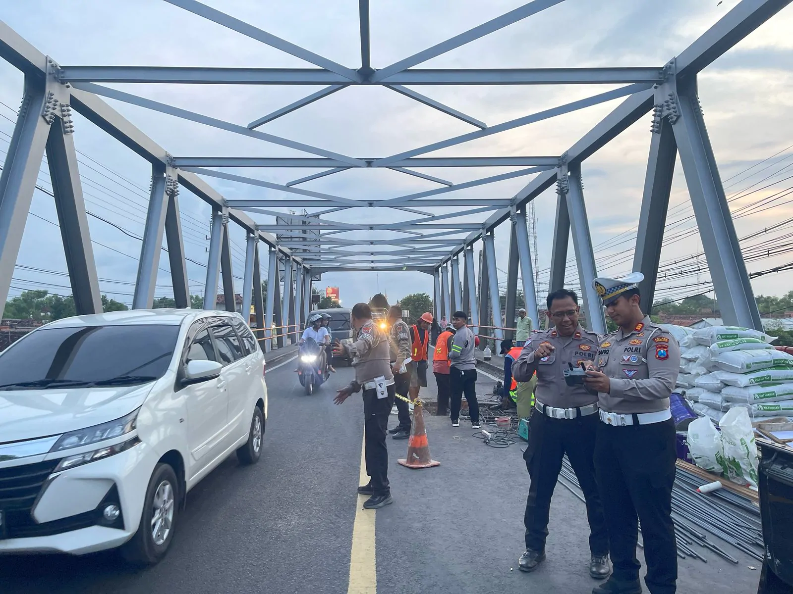 Polres Probolinggo Siagakan Personel dan Siapkan Jalur Alternatif Akibat Lubang di Jembatan Pajarakan