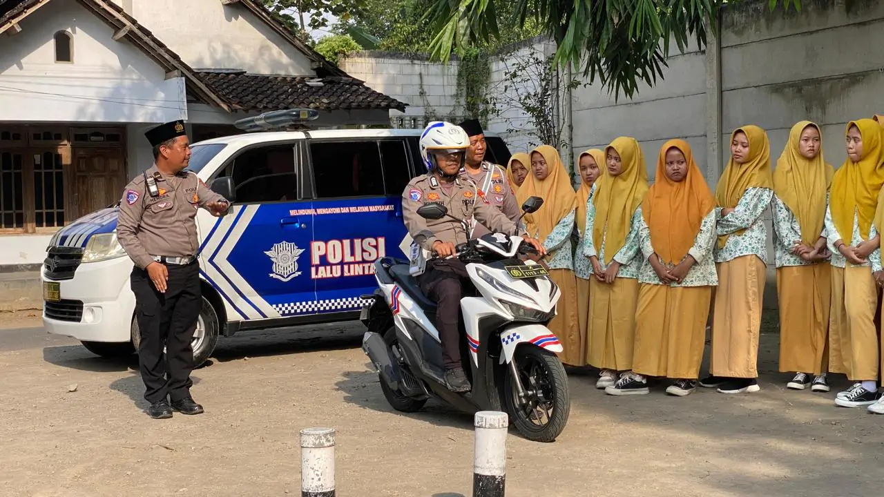 Hardiknas, Polisi Kenalkan Program Keselamatan Berkendara Edukasi Santri di Kediri