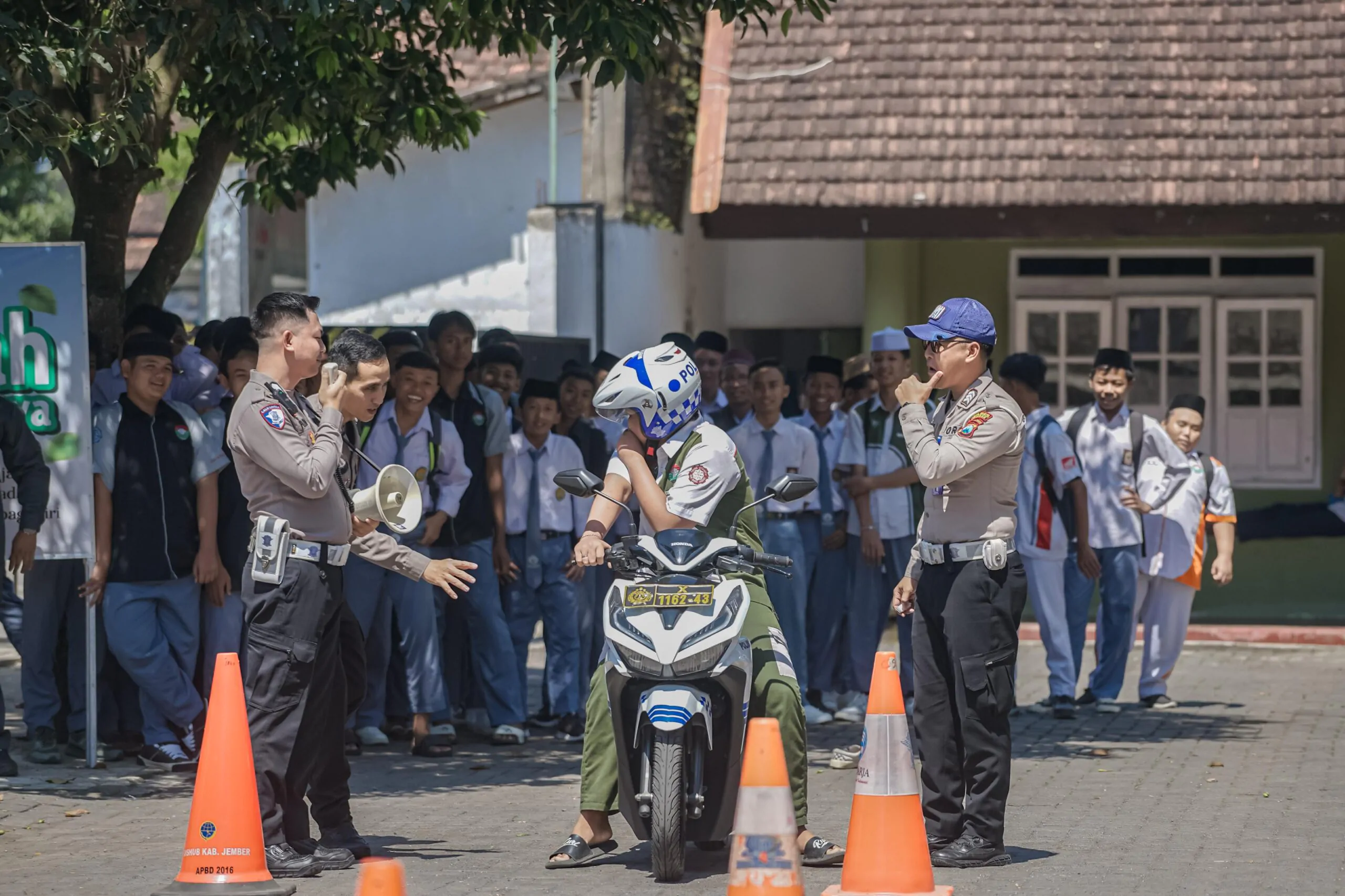Polres Jember Maksimalkan Program Road Safety Edukasi Keselamatan Berlalulintas Bagi Pelajar dan Santri