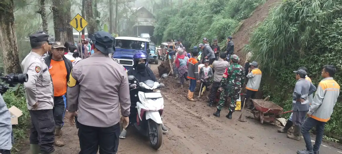 Sinergitas Polsek Tosari dan Warga Berhasil Tangani Longsor di Jalur Wisata Gunung Bromo