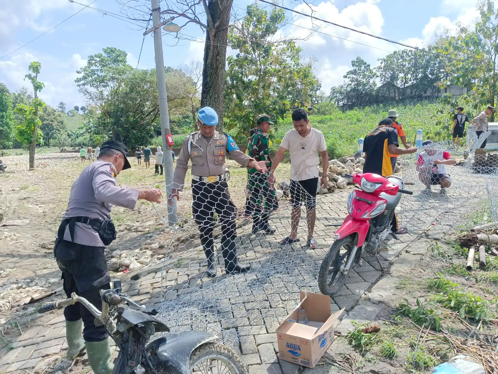 Solid,Polisi dan TNI bersama Warga Pasang Bronjong Cegah Longsor di Bojonegoro