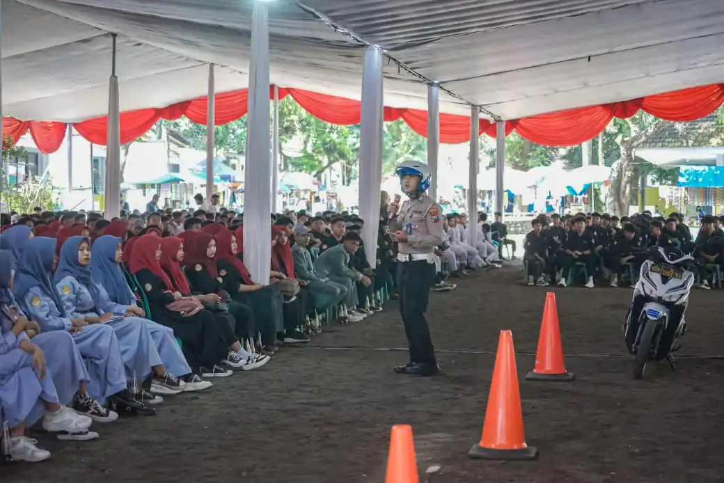 Polres Jember Gelar ‘Pondok Pesantren Road Safety’ Ajak Santri Jadi Pelopor Tertib Lalu Lintas