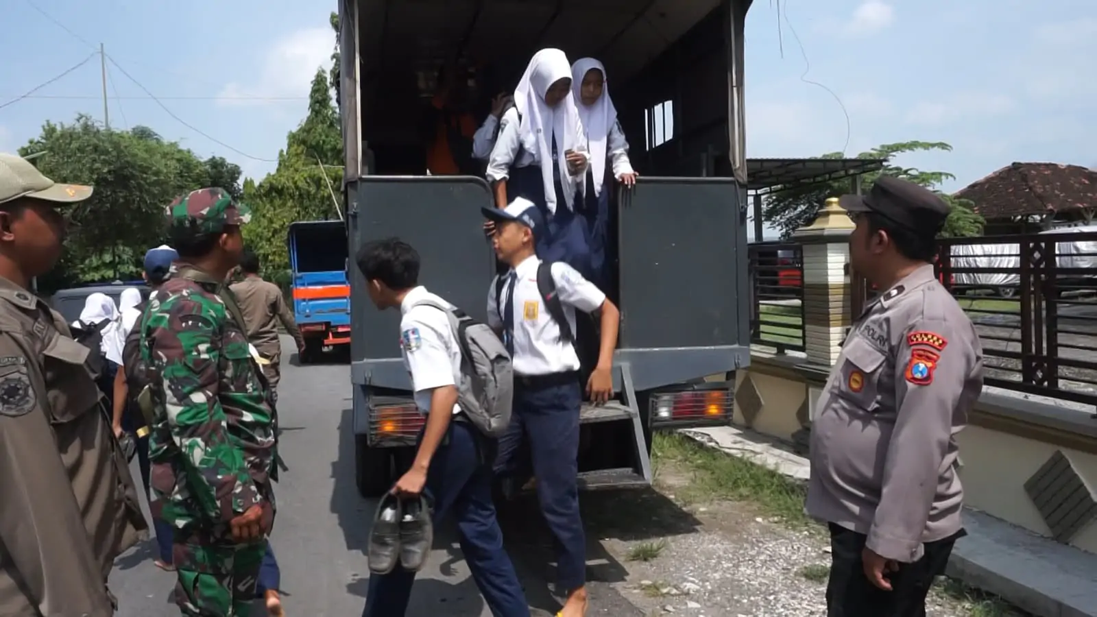 Tanggap Bencana, Polisi Evakuasi Warga Terdampak Luapan Bengawan Solo di Tuban
