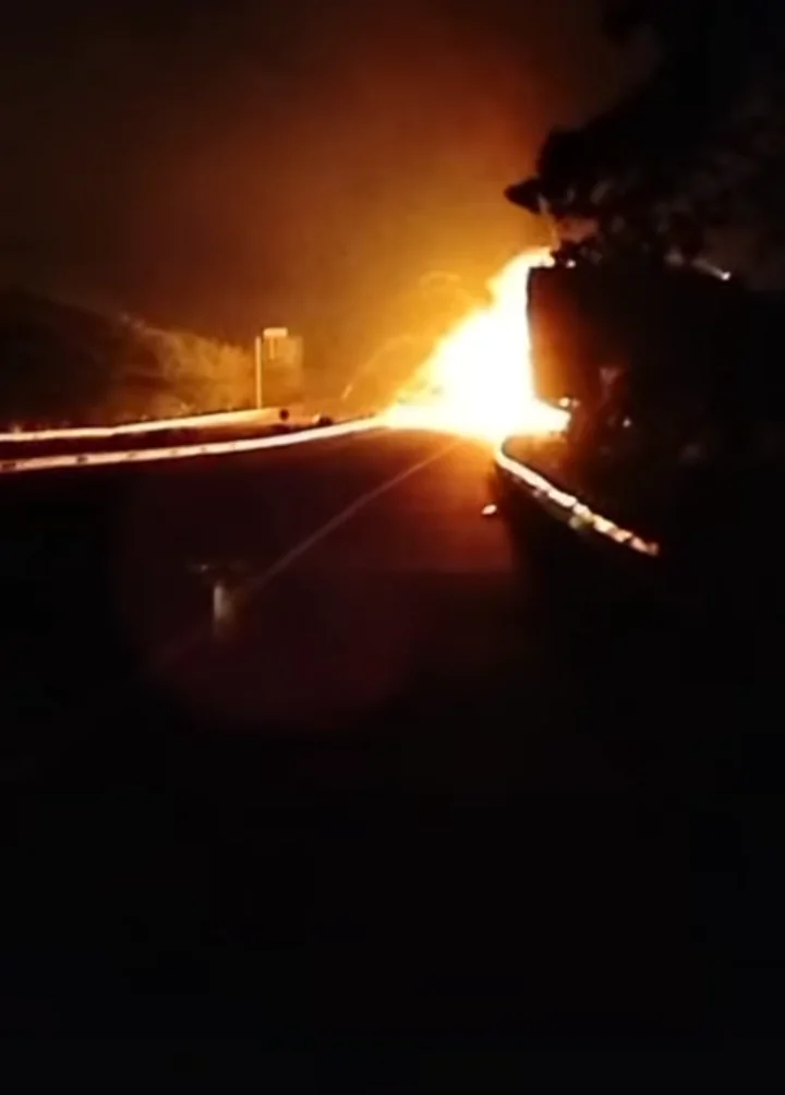 Sebuah Truk Milik TNI Angkatan Darat  Yang Diduga Mengangkut Amunisi Terbakar Hebat Di Tol Gempol –Pandaan